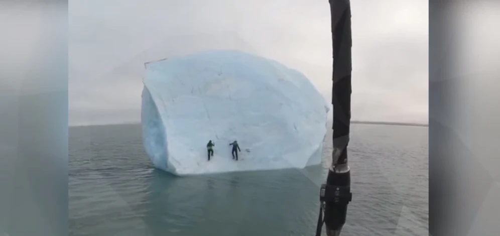 Die beiden Abenteurer wurden von dem Eisberg beinahe begraben.