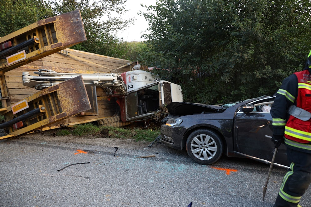 Nachdem der Traktor ins Schleuder gekommen war, stürzte der Bagger auf das Auto.