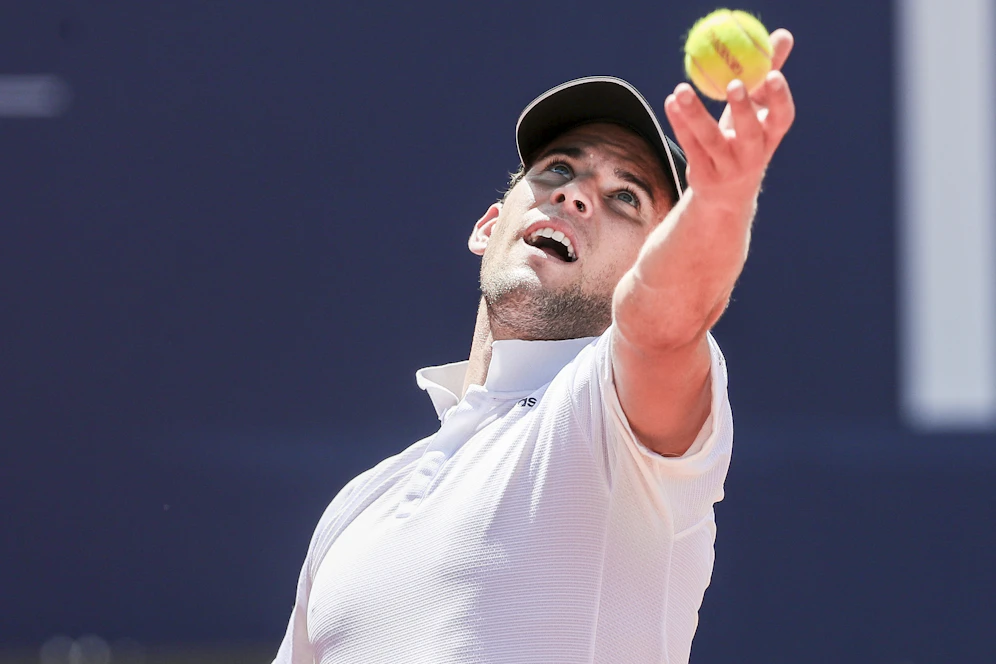 Dominic Thiem schlägt in Paris mit einer neuen gelben Filzkugel auf. 