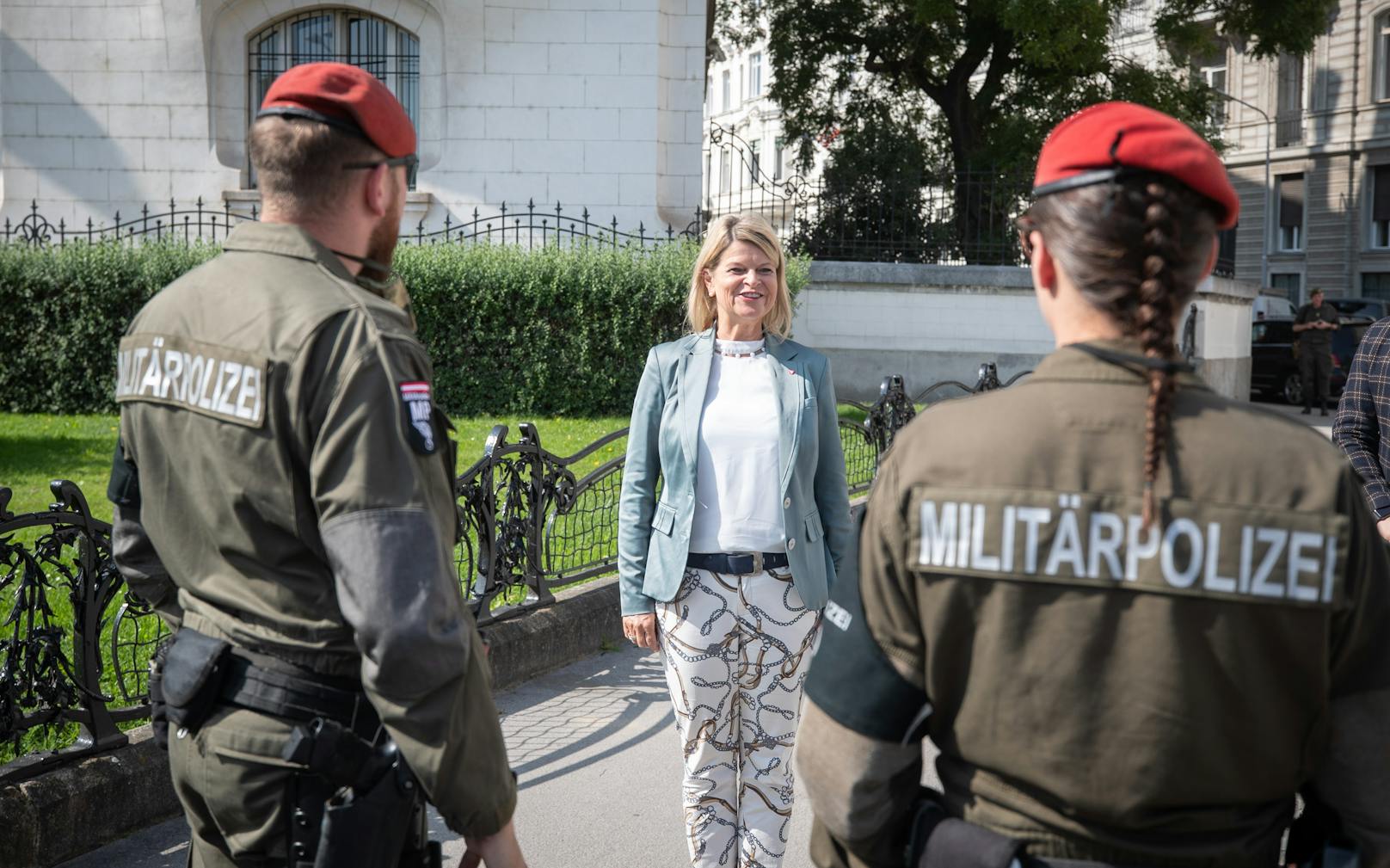 Tanner besucht Militärpolizisten vor der Französischen Botschaft