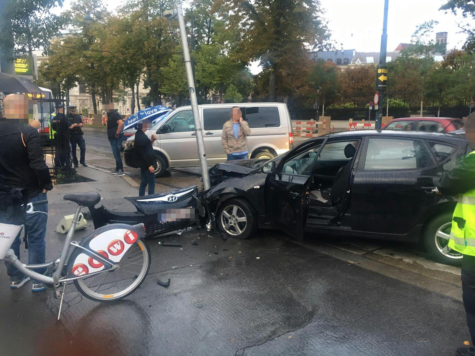 Vor dem Wiener Parlament ist es am Mittwoch zu einem Verkehrsunfall gekommen.