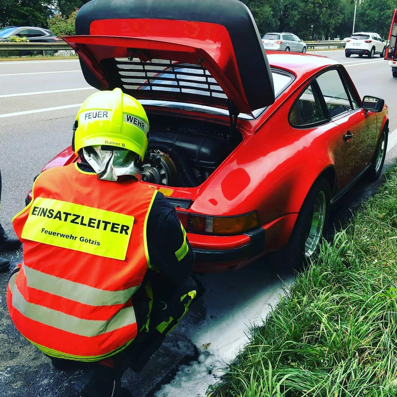 Aus dem Porsche eines 70-Jährigen schlugen Flammen.