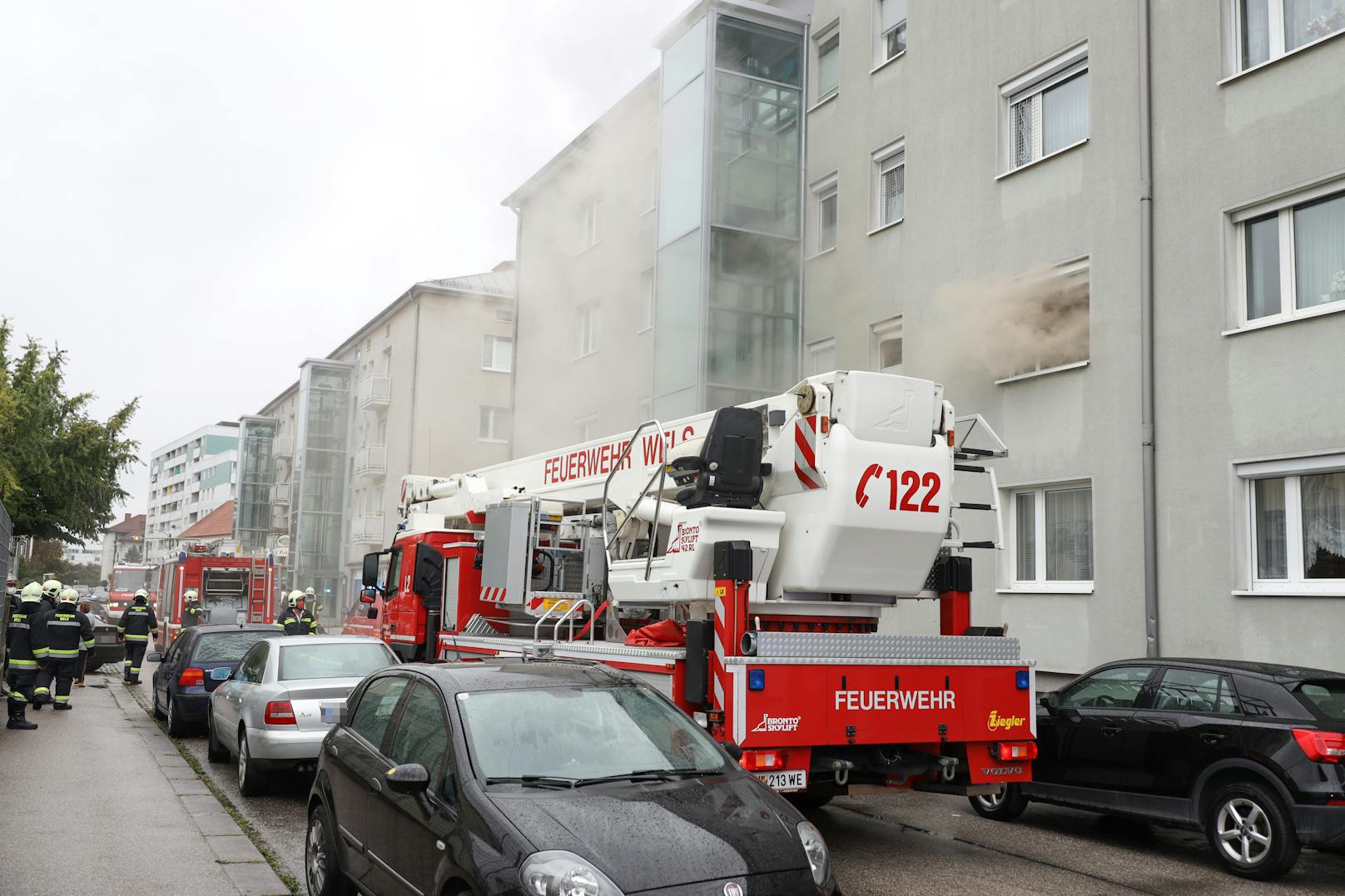 Rauch drang aus einer der Wohnungen im 1.Stock im Stadtteil Wels-Vogelweide.