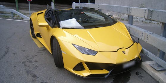 Die Lamborghini-Fahrerin knallte in eine Leitplanke.