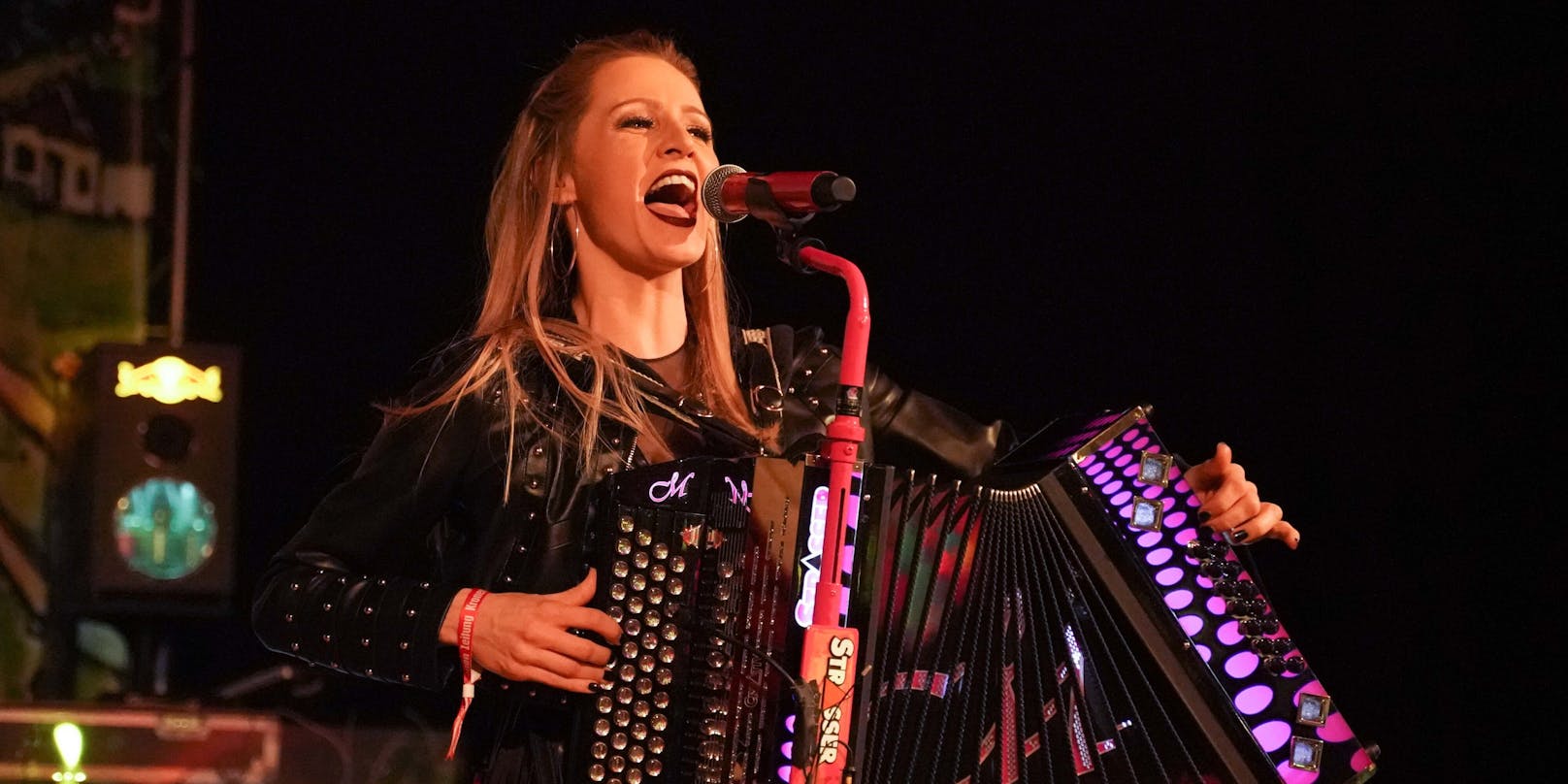 Melissa Naschenweng mit ihrer steirischen Harmonika - beim Amadeus-Auftritt blieb das gute Stück