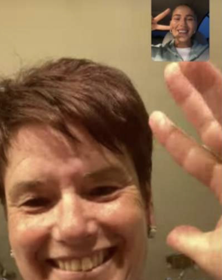 Die beiden Frauen scheinen sich zu verstehen.