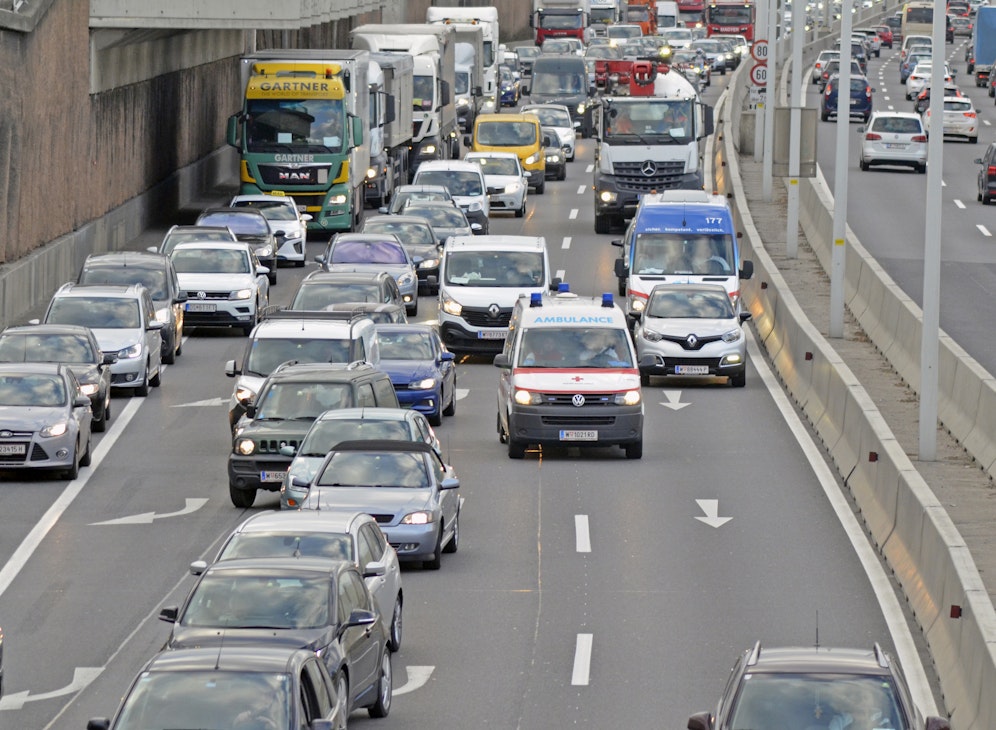 Nach einem Unfall mit einem LKW und PKW Stau auf der A22 (Symbolfoto)
