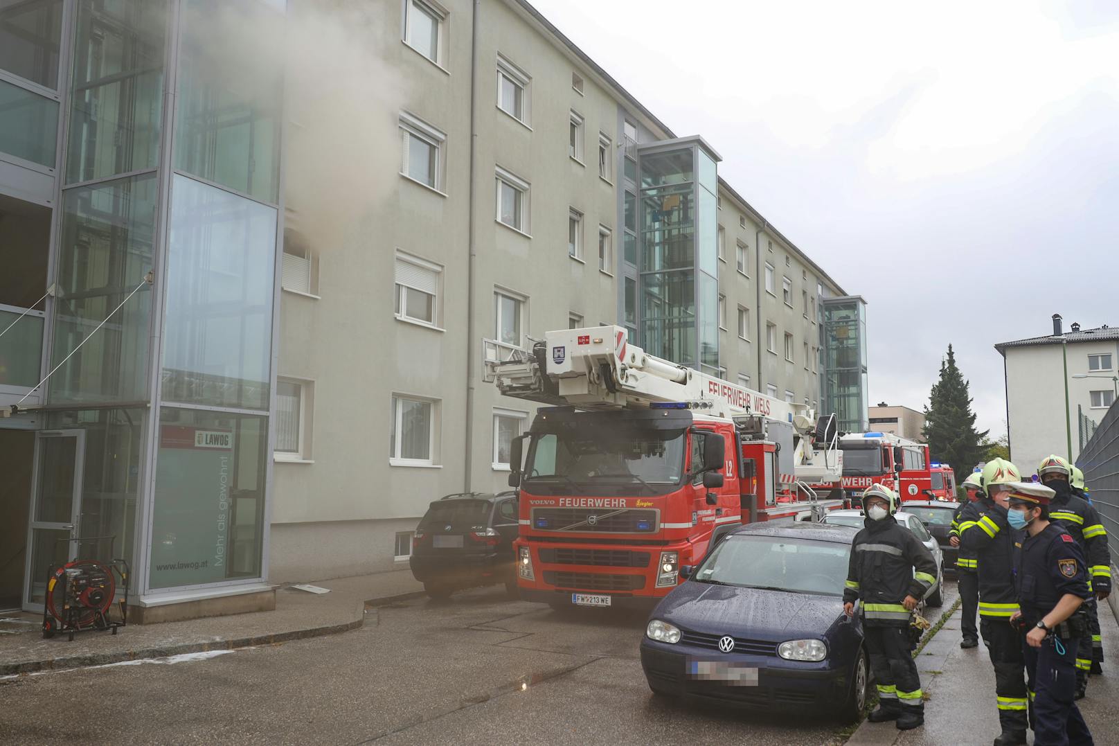 Die Feuerwehr musste das Gebäude belüften, die Bewohner mussten bis dahin in ihren Wohnungen bleiben.