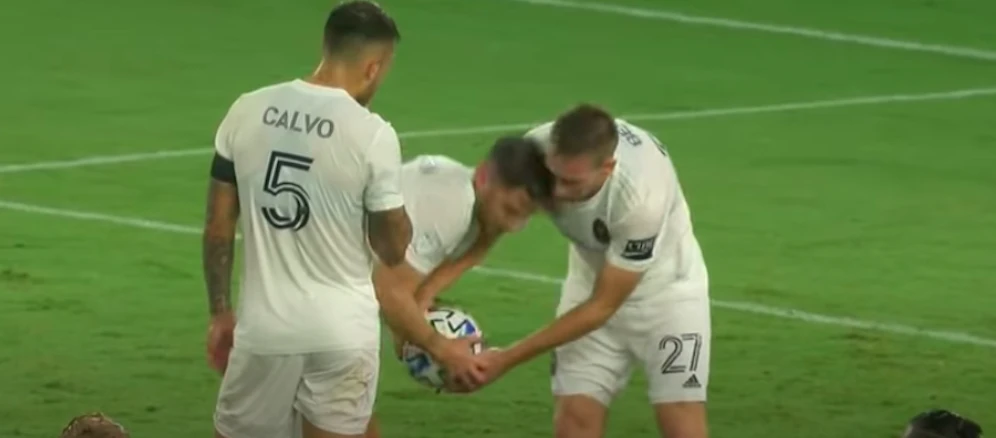 Robert Beric streitet mit seinem Teamkollegen Álvaro Medrán um den Ball.