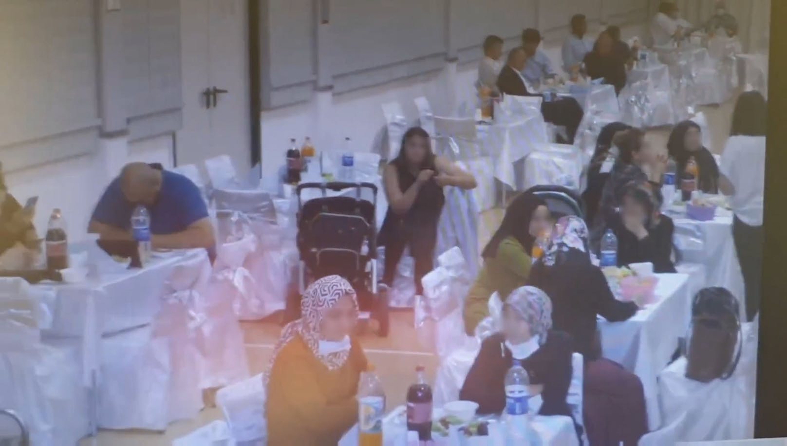 Videos zeigen, welche Sicherheitsvorkehrungen auf der türkischen Hochzeit getroffen wurden.