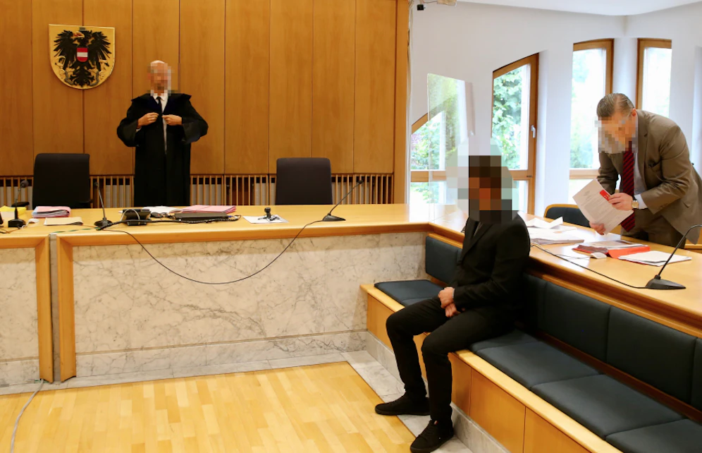 Der Beschuldigte soll betrunken gegen einen Baum gefahren sein. Zwei Freunde starben.