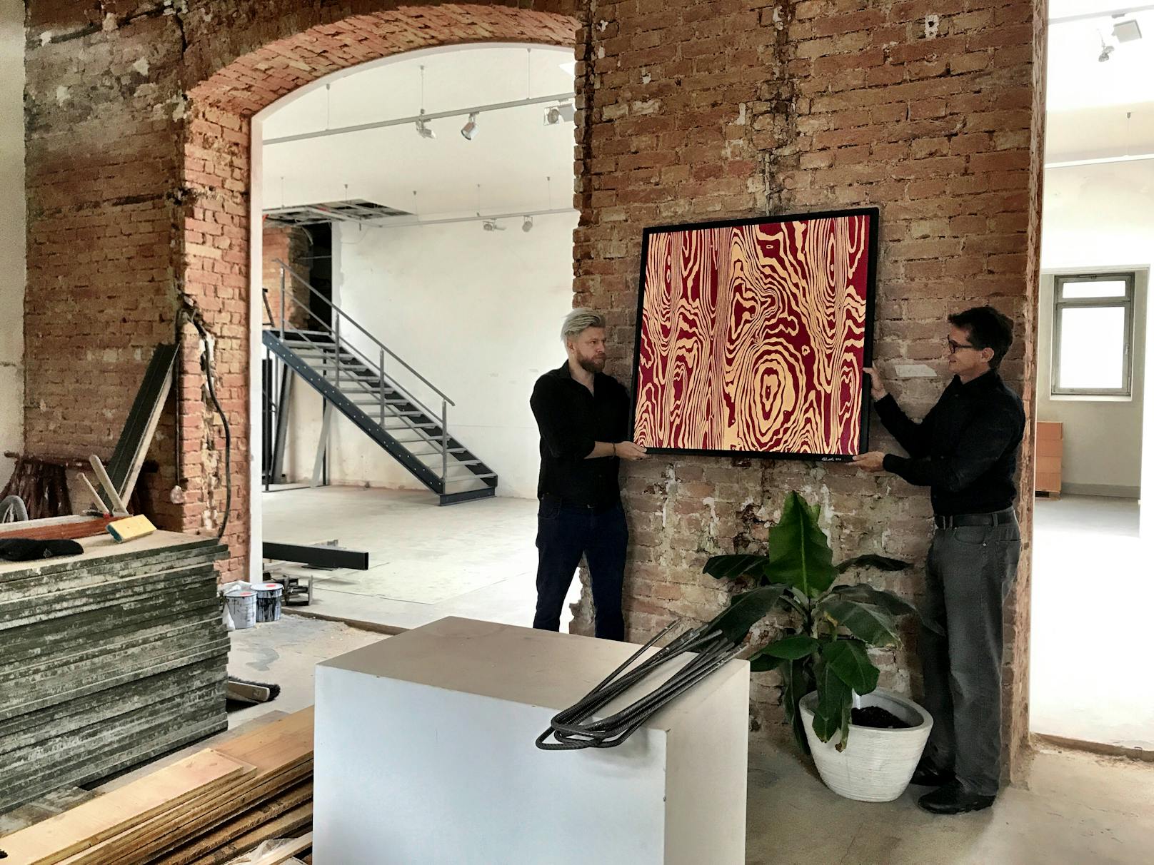Camillo Stepanek (l.) und Paul Blazek mit Kunstwerk in der Brotfabrik
