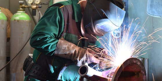 Überraschend schnelle Einigung bei der Metaller-Lohnrunde: Ab November gibt es 1,45 Prozent mehr Lohn.
