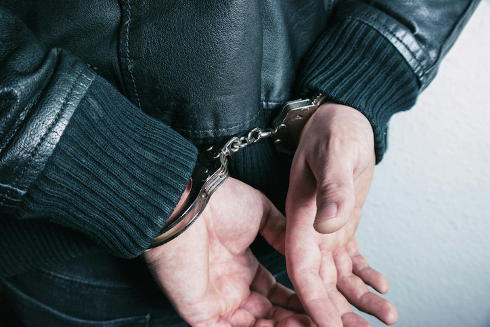 Ein 21-Jähriger wurde als mutmaßlicher Serien-Betrüger festgenommen.
