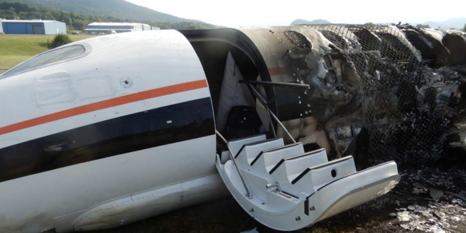 Das abgestürzte Flugzeug als verbranntes Wrack – doch alle Insassen überlebten.