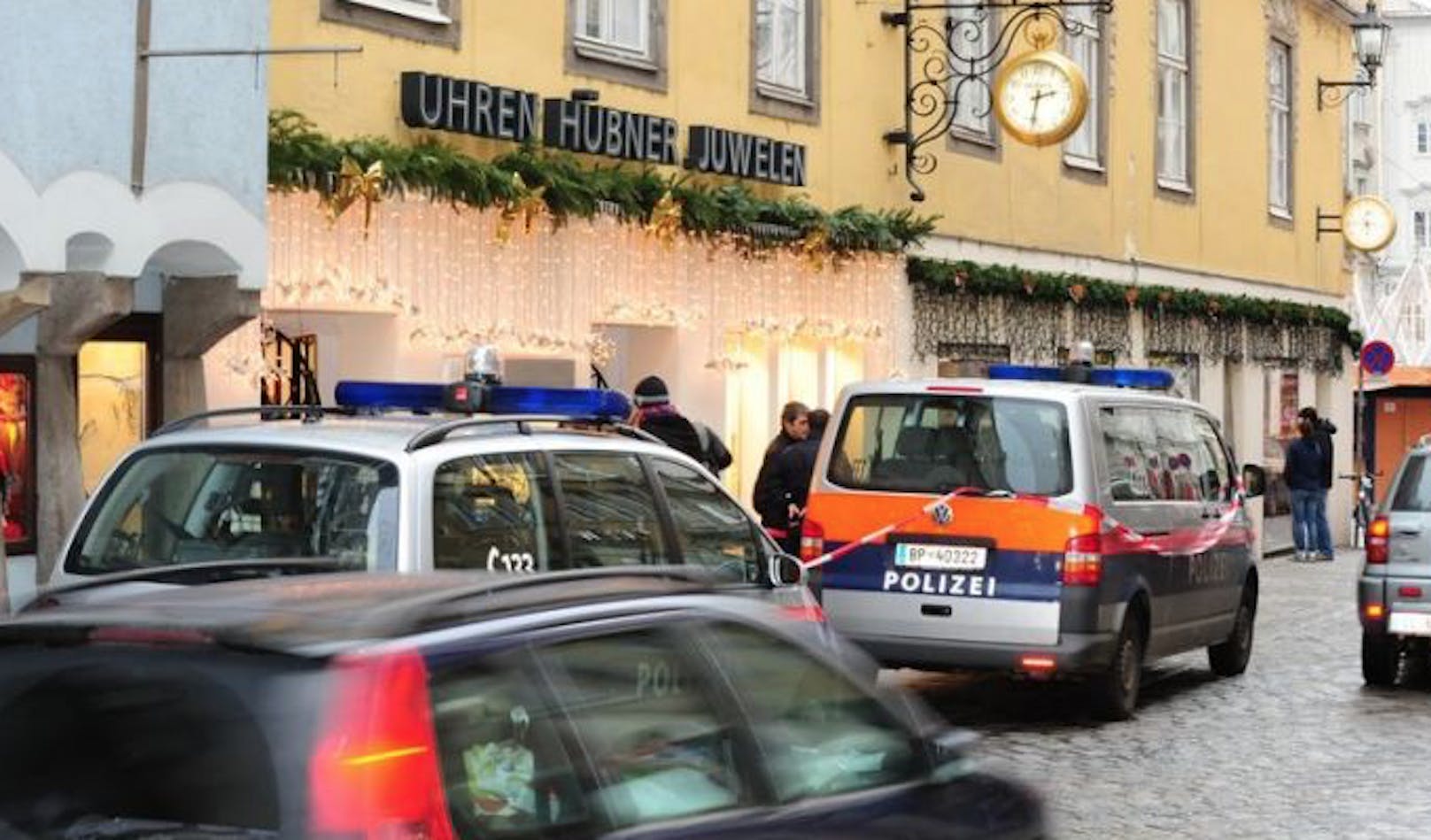 Drei Täter überfielen im Dezember den Juwelier in der Klosterstraße.