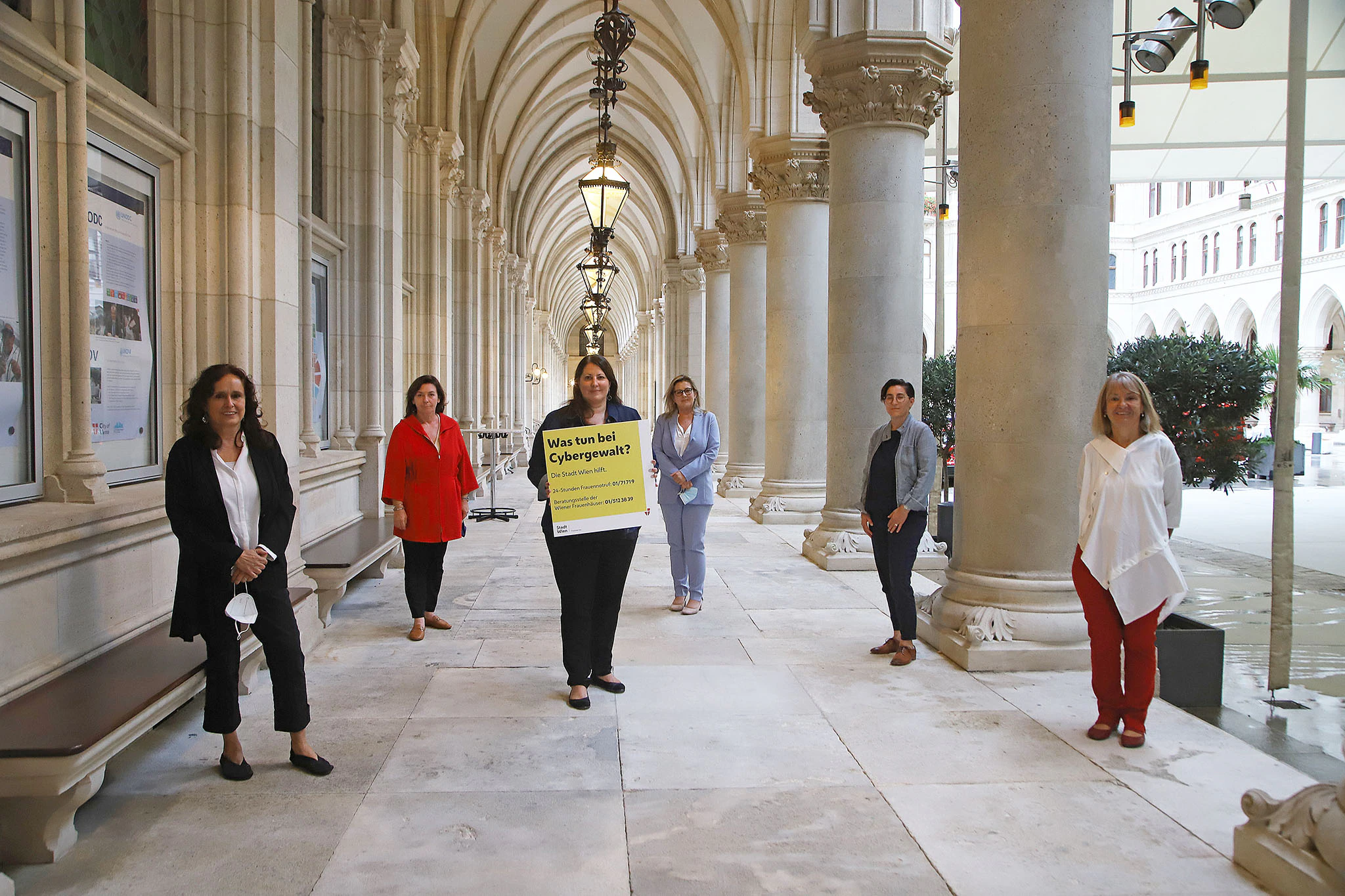 Präsentierten die neue Kompetenzstelle gegen Cybergewalt (v.l.): Andrea Brem, Geschäftsführerin des Vereins Wiener Frauenhäuser, Martina Ludwig-Faymann, Vorsitzende des Vereins Wiener Frauenhäuser, Frauenstadträtin Kathrin Gaál (SPÖ), Sandra Heissenberger, Chief Information Security Officer in der Abteilung "Organisation und Sicherheit" bei der Stadt Wien, Martina K. Steiner, stellvertretende Leiterin des 24-Stunden Frauennotrufs der Stadt Wien und Elfriede Fröschl, Soziologin und Studienautorin der Studie "Cybergewalt gegen Frauen in Paarbeziehungen".