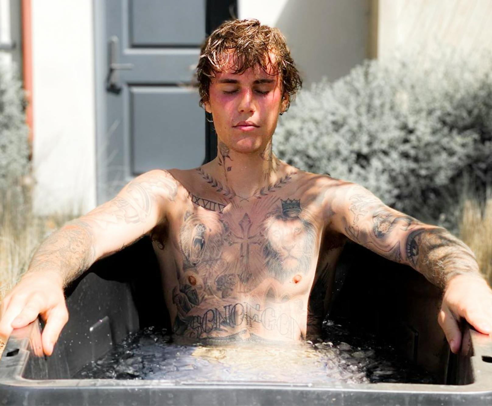 Justin Bieber relaxt, als wäre das Wasser warm