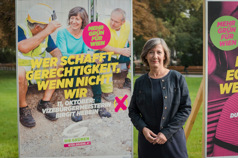 Spitzenkandidatin Birgit Hebein mit einem der drei neuen Sujets der 2. Grünen Plakatwelle. Das Plakat zeigt Hebein beim einem Besuch der Baustelle zur Begegnungszone Rotenturmstraße (City) aus Zeiten vor Corona.