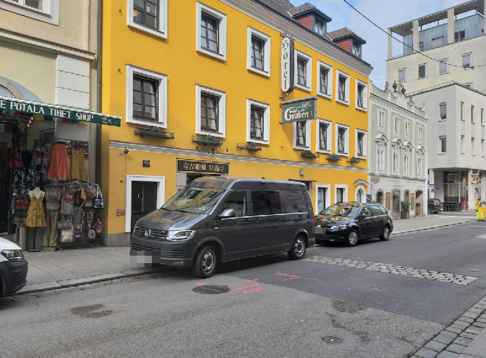 Vor dem Hotel im Linzer Graben parkten am Tag danach Autos der Spurensicherung.
