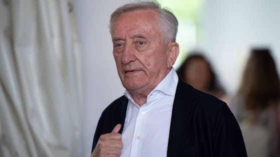 Gerhard Weber prägte Jahrzehnte lang den Stil seiner deutschen Modekette, schied aber aus dem finanziell maroden Unternehmen aus.