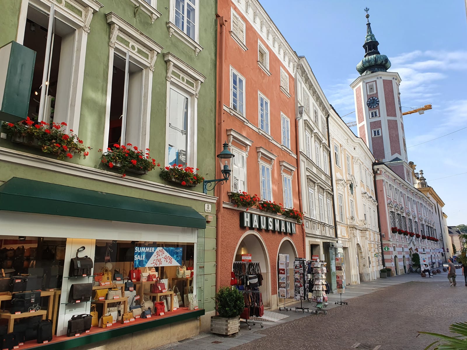 Die Filiale mit Blick auf das Rathaus