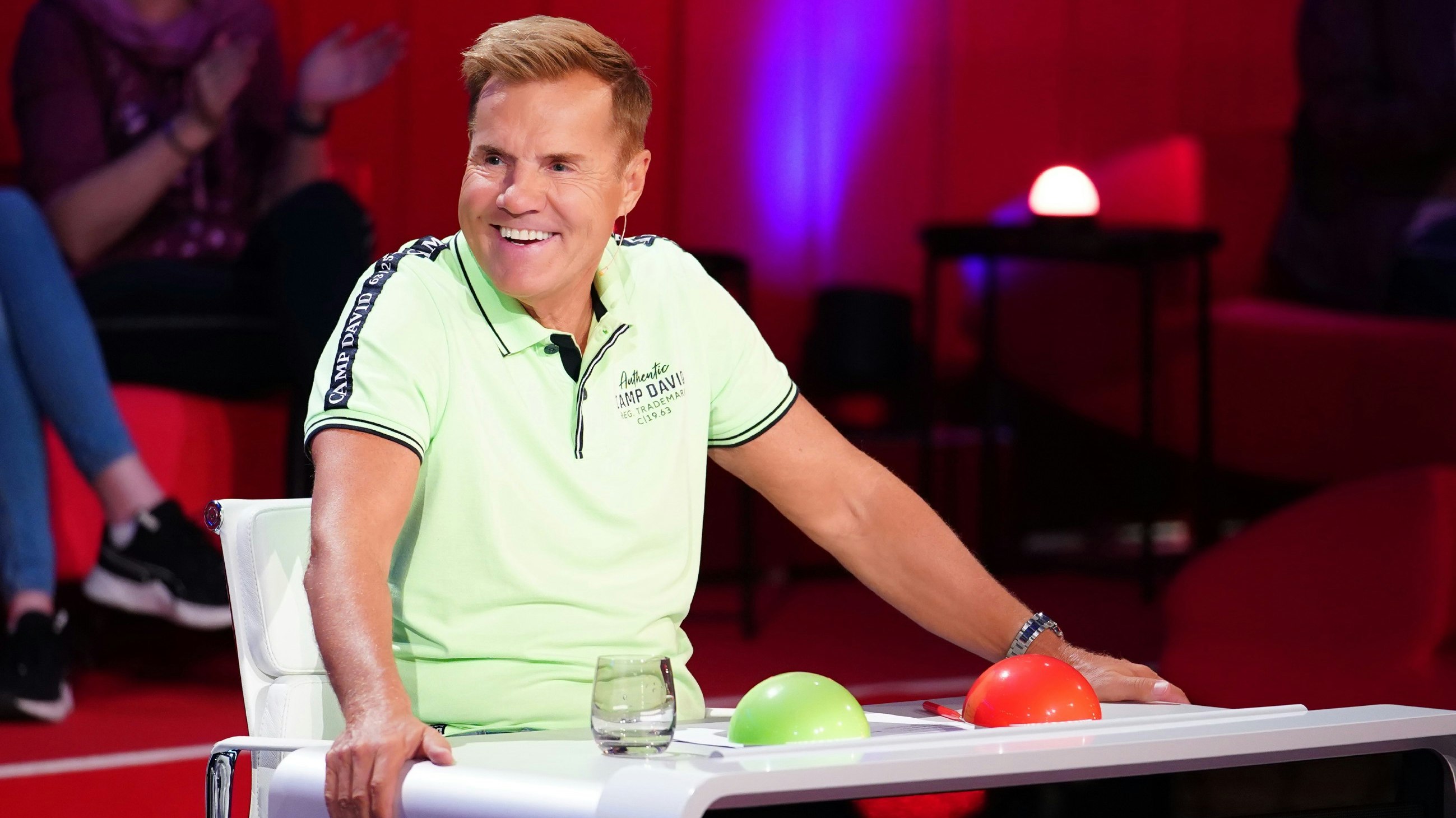 <strong>Dieter Bohlen </strong>ätzt gegen Jury-Novizin Eveyln Burdecki: "Wenn ich die Stimme höre, denke ich immer, die Feldbusch sitzt neben mir."