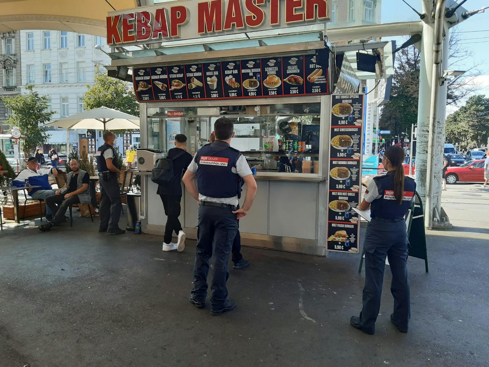 Mitte September kontrollierte die Finanzpolizei 76 Kebab-Stände.
