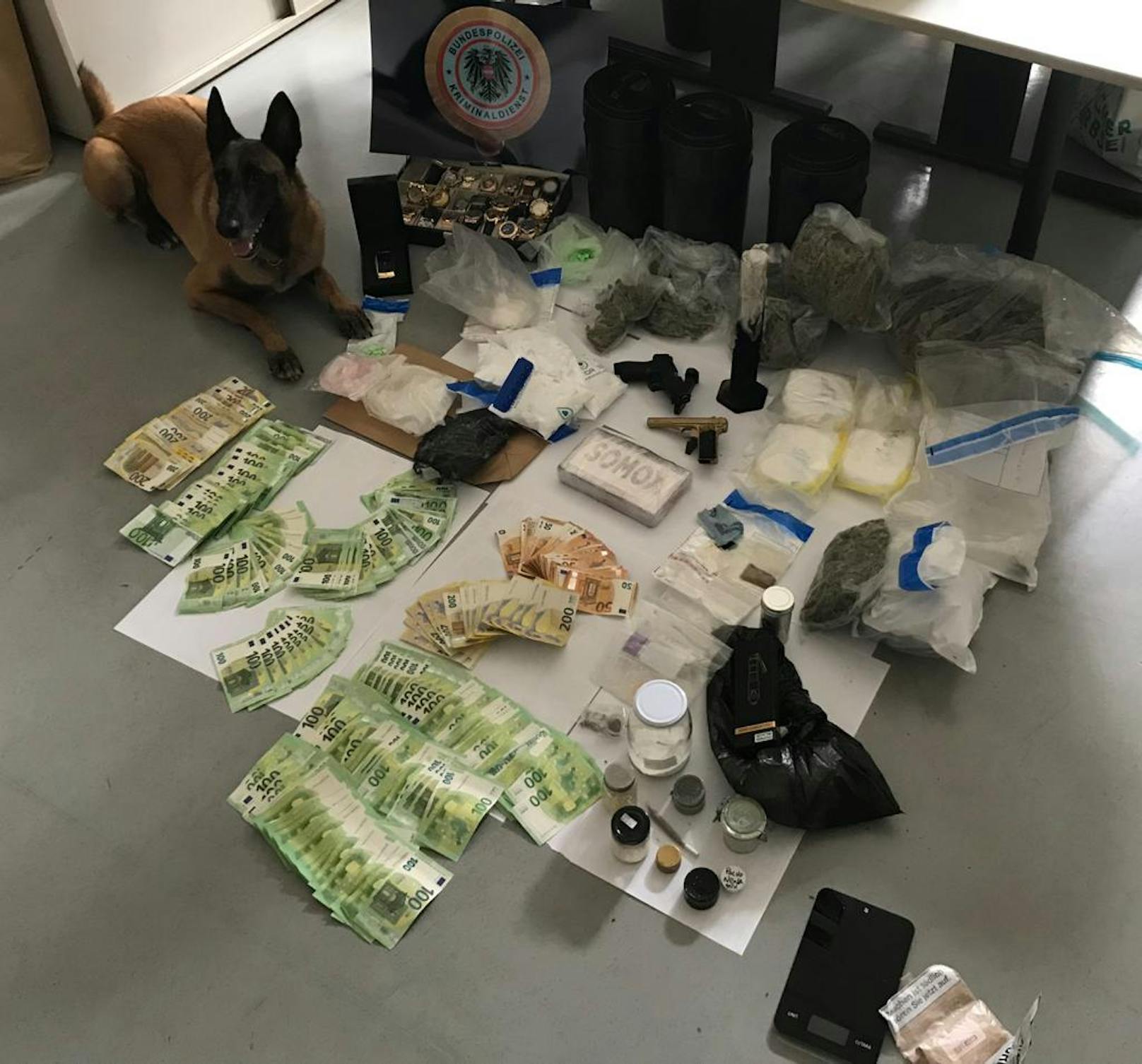 Die Polizei stellte erhebliche Mengen Drogen, Bargeld und Waffen fest.