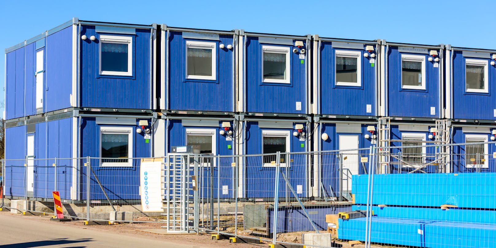 Symbolbild von blauen Containern auf einer Baustelle
