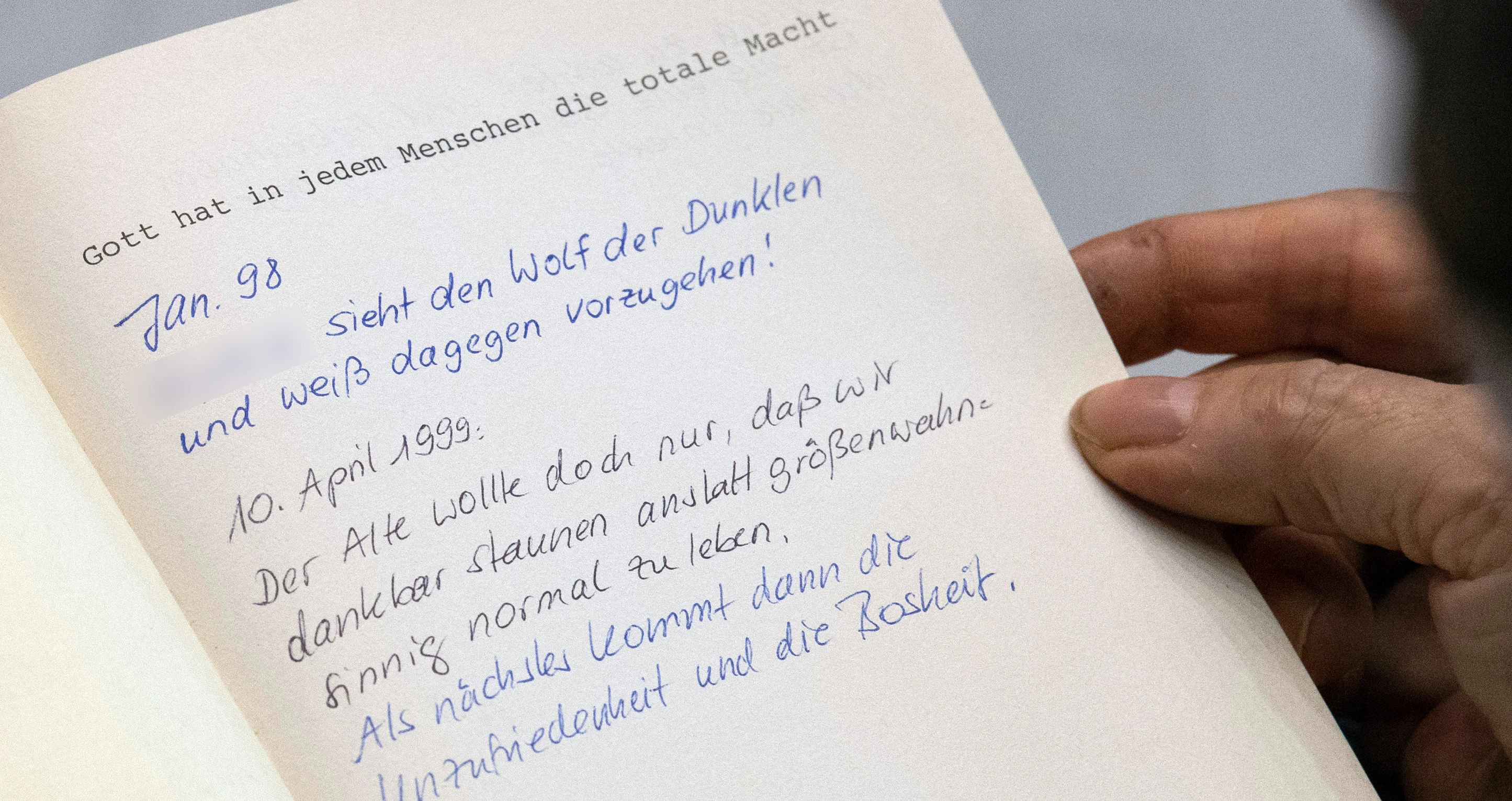 Die Angeklagte blättert während des Prozesses in einem Buch, das sie geschrieben hat. Sektenmitglieder hinterließen darin widmungen.<br>