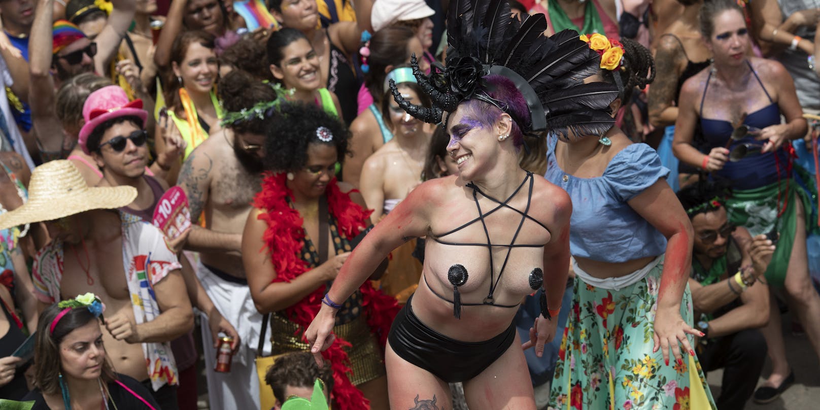 Beim Karneval von Rio feiern jedes Jahr Millionen von Menschen in den Straßen und an den Stränden.