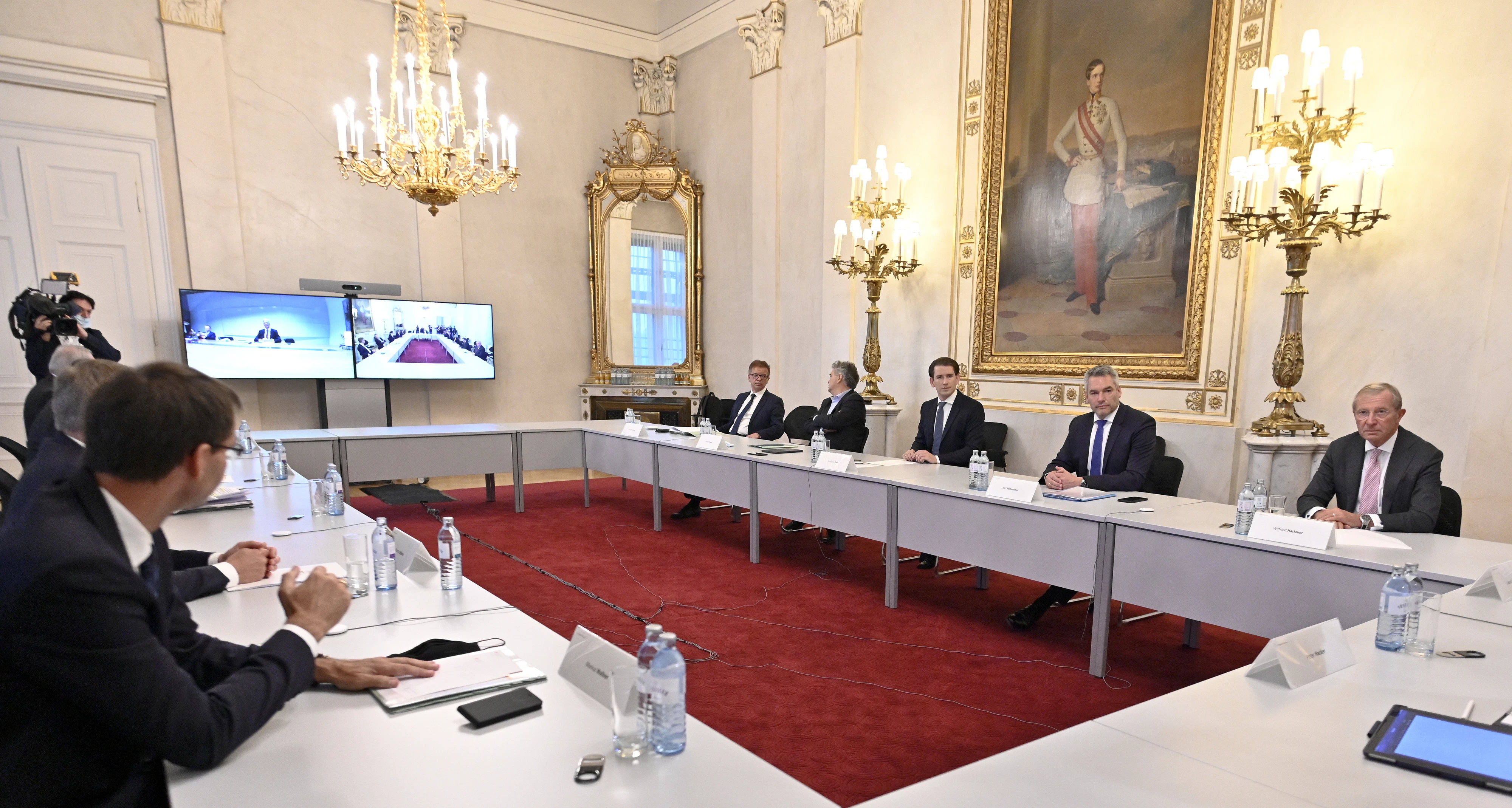 Die Bundesregierung setzte sich mit den Landesleuten zusammen.