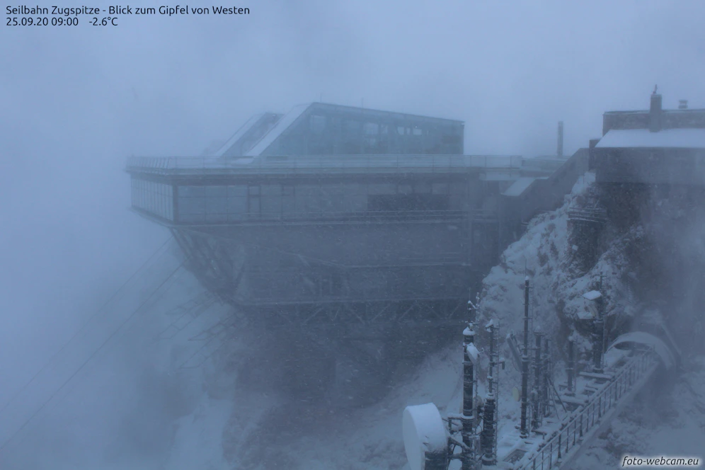 Zugspitze ist bereits verschneit 