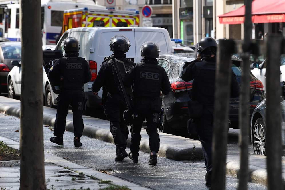 Polizei im Einsatz am Tatort.