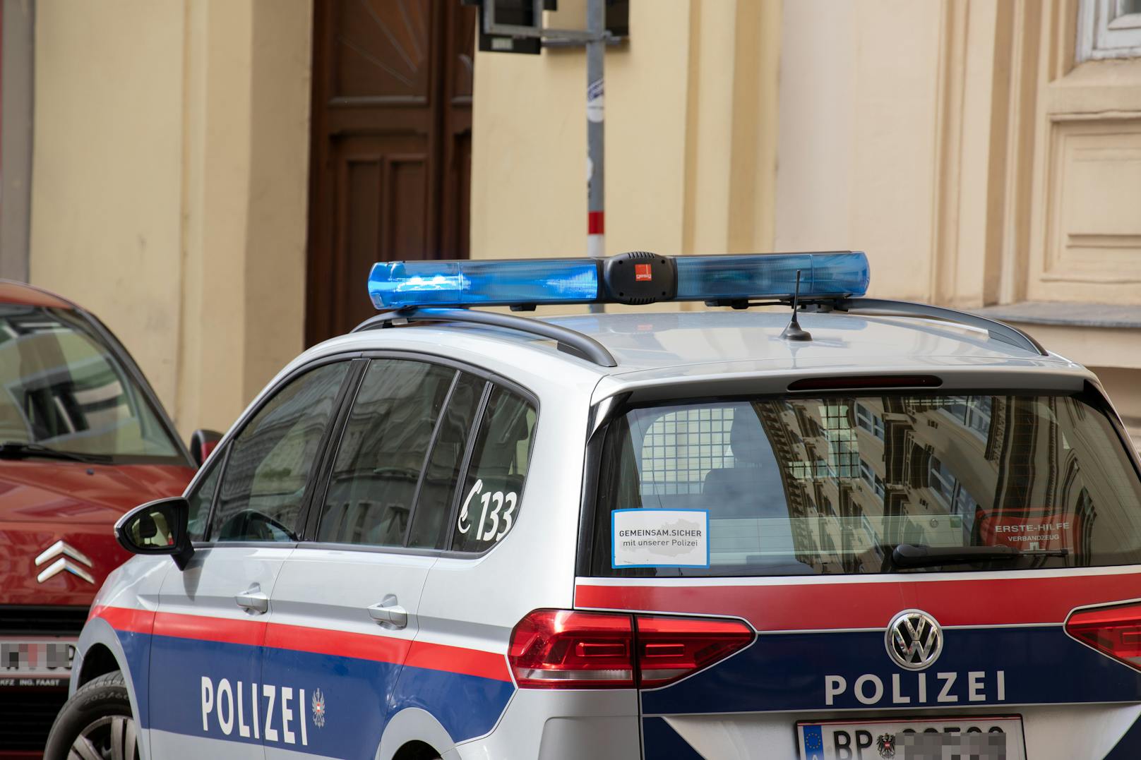 Polizei-Auto in Wien: Am Samstag kam es zu einem blutigen Messerangriff in Floridsdorf.