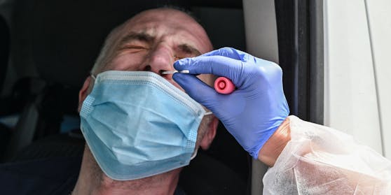 Ein Nasen-Rachen-Abstrich gibt Aufschluß über eine Corona-Infektion
