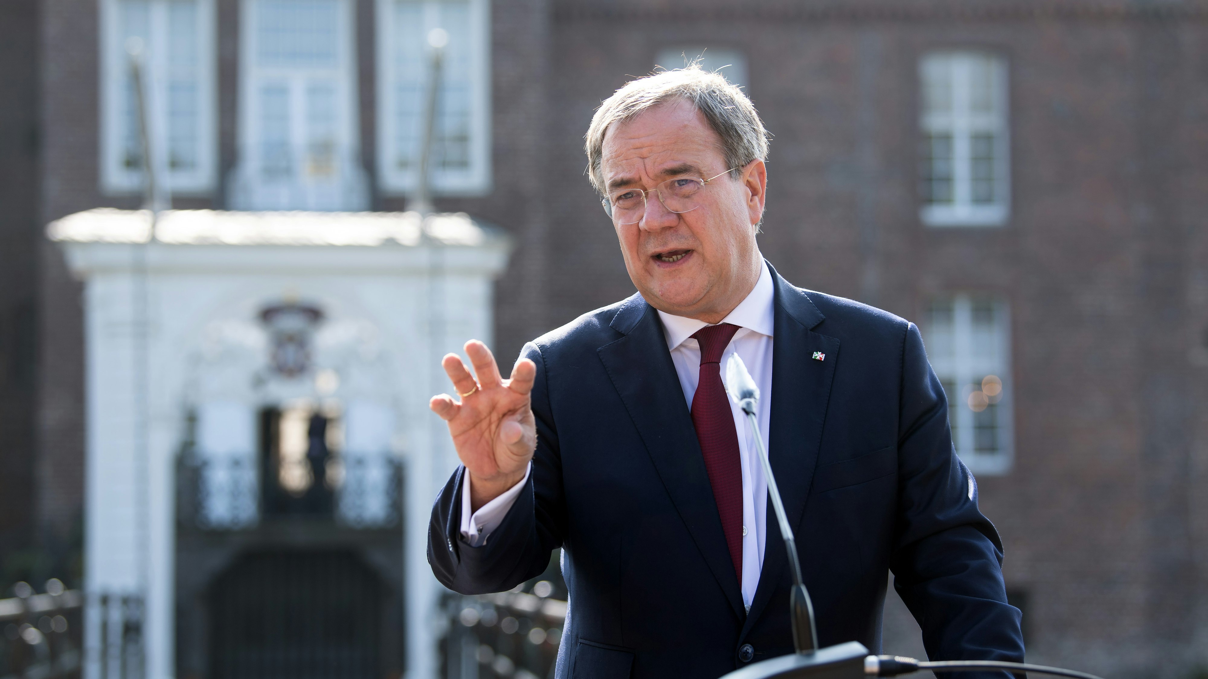 "Mit Corona leben lernen bedeutet in erster Linie, alle Entwicklungen genau im Blick zu haben", sagte Laschet