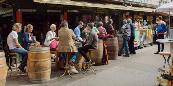 Lokal-Gäste am Wiener Naschmarkt.
