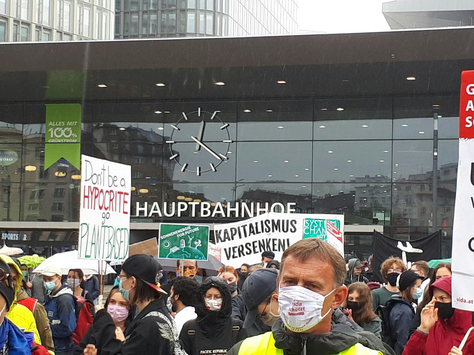 Trotz Schlechtwetters: Demonstranten versammeln sich am Hauptbahnhof