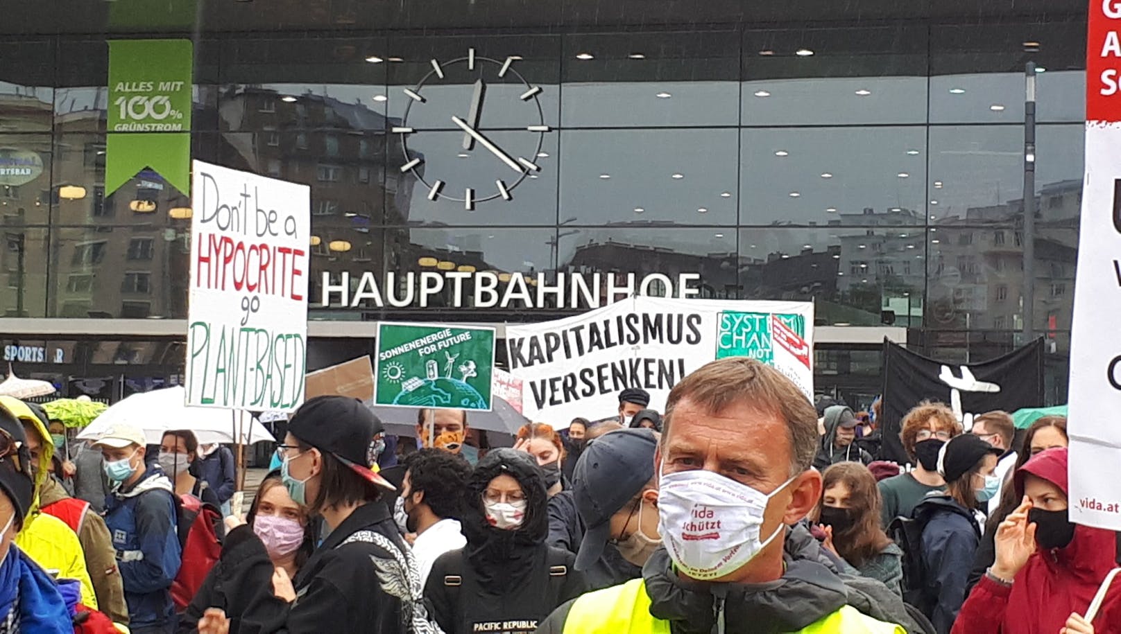 Trotz Schlechtwetters: Demonstranten versammeln sich am Hauptbahnhof.