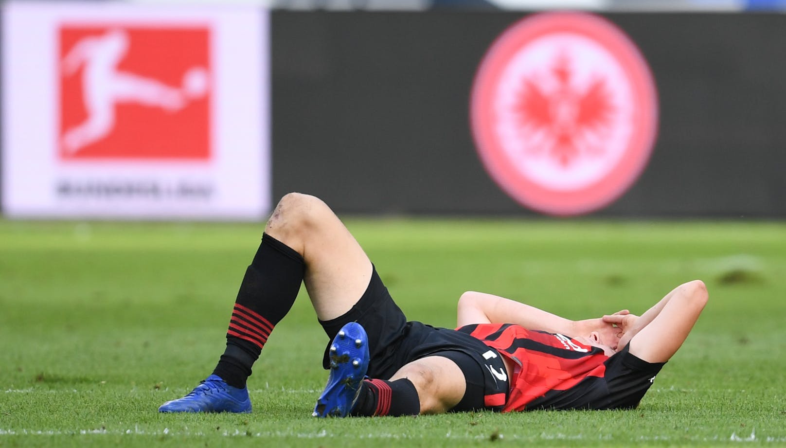 Martin Hinteregger ärgert sich über sein sechstes Eigentor in der Bundesliga.