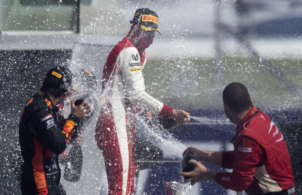 Mick Schumacher feiert seinen Sieg in Sotschi.