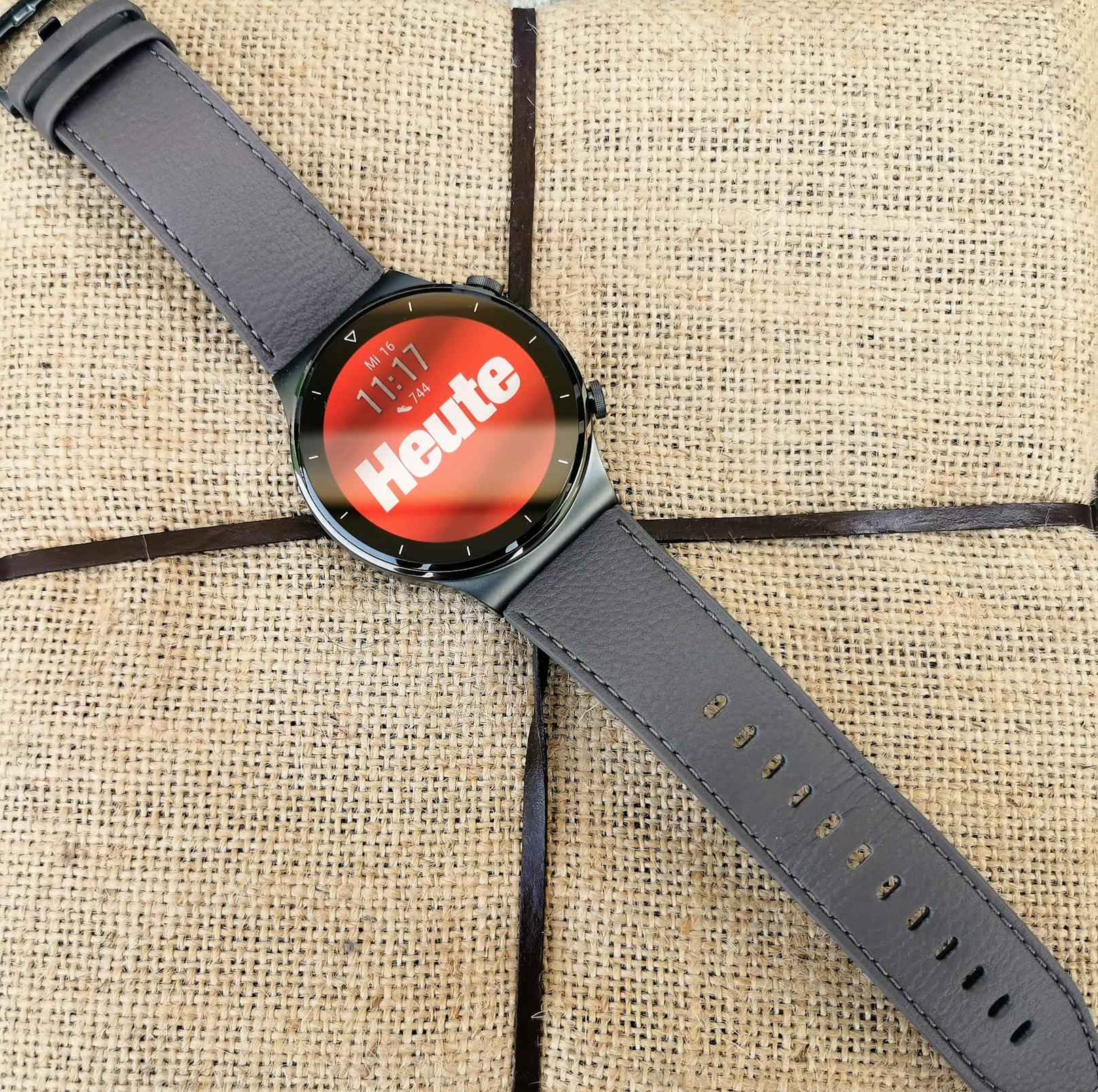 Die Huawei Watch GT 2 ist eine schicke Smartwatch mit Top-Funktionen, die sowohl mit Anzug als auch mit Sporttrikot gute Figur macht.