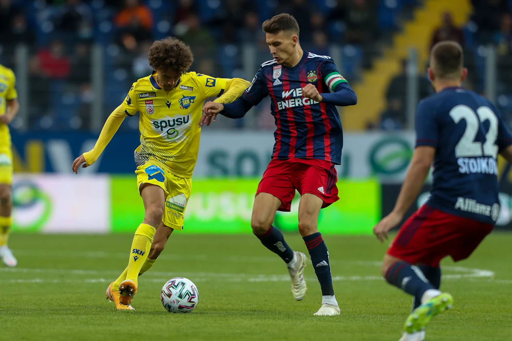St.-Pölten-Spieler Robert Ljubicic gegen Bruder Dejan Ljubicic. 