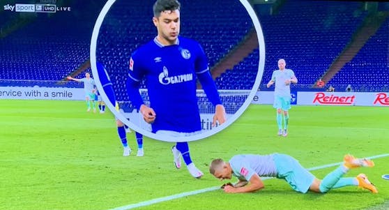 Ozan Kabak spuckt seinen Gegner an.