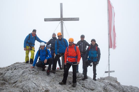 Olympiasportler Felix Gottwald, Christoph Stadler/Drei, Andreas Slama/AS markom, Drei CEO Jan Trionow, Sporthilfe-Chef Gernot Uhlir, Bergführer und Naturfotograf Herbert Raffalt und Klaus Höfler/Kleine Zeitung am Gipfel des Dachsteins.
