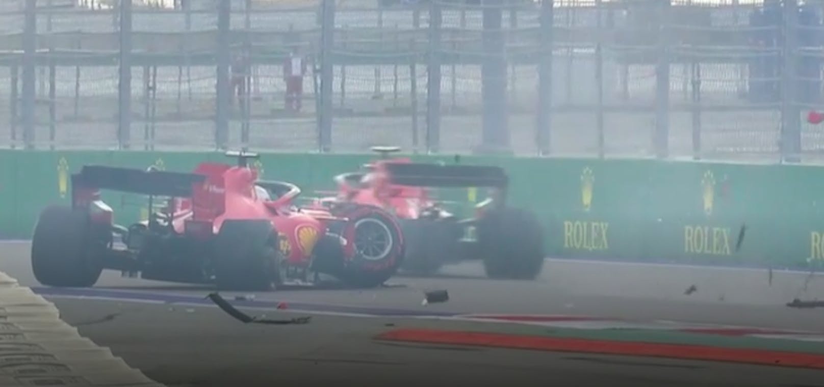 Sebastian Vettel schrottet seinen Ferrari.
