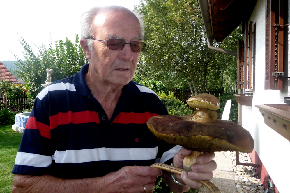 Heinz Sebor mit seinem seltenen Fund.