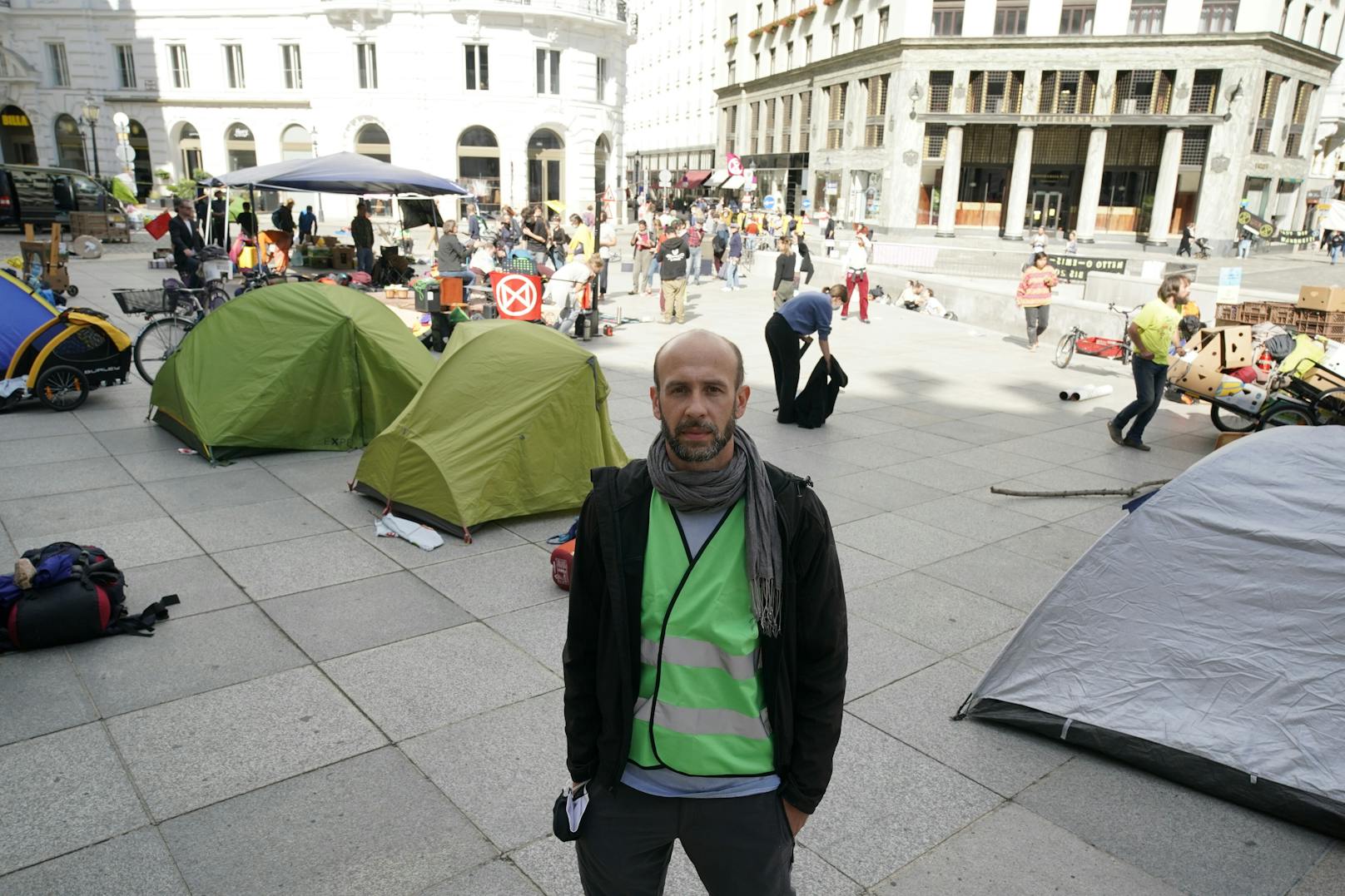 So auch am Sonntag am Wiener Michaelerplatz im 1. Bezirk. Bei einer laut Polizei nicht angemeldeten Veranstaltung besetzten die Aktivisten den Platz unter anderem mit Zelten und Transparenten.